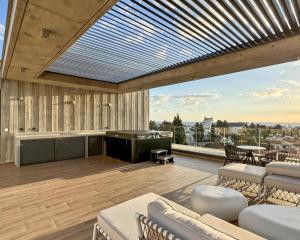 Malberry Park 203 - Modern 2bedroom Apt with Shared Heated Pool, Sauna, Gym, Jacuzzi