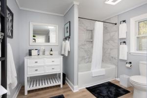 Soaking tub w Washer and Dryer, WiFi