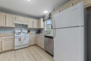 Sunset Getaway Spacious Retreat Near Beaches & Local Attractions