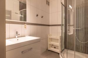 Modern Family Apartment with Amazing Seaview T99