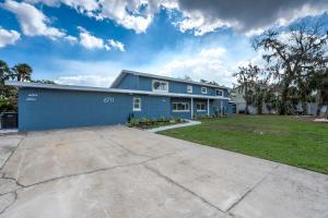 Riverside Oasis Home w Tiki Hut & Firepit