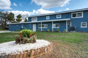 Riverside Oasis Home w Tiki Hut & Firepit