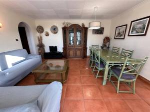 Bonito apartamento cerca de la playa con gran terraza AV-04