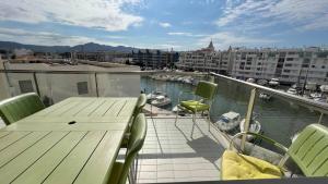 Precioso piso con vista al canal y piscina en roses AV-69