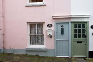 Quirky fishermans cottage by the sea in Brixham