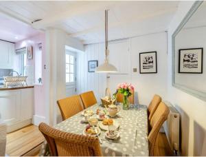 Quirky fishermans cottage by the sea in Brixham