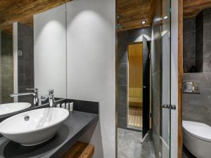 Appartement de luxe avec sauna et terrasse au centre de Val dIsère - FR-1-567-51