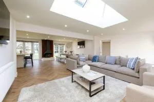 Beautiful 4-Bed Close to South Downs & Goodwood - Walberton