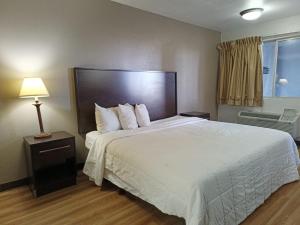 Suite - King Bed Non - Smoking room in Red Roof Inn Wichita Falls