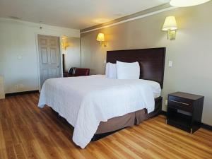1 Suite King Bed Non-Smoking Jacuzzi Tub room in Red Roof Inn Wichita Falls