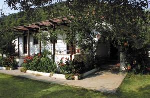 Artemis Bungalows Skopelos Greece