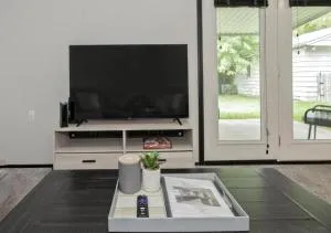 Updated Bungalow Near Downtown Willoughby - 威洛比