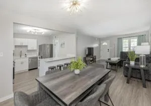 Modern Ranch 15 min to Downtown and Hospitals - Euclid