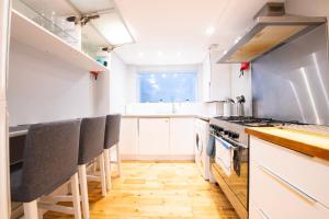 Complete Queens - Free Parking - AJ Apartments