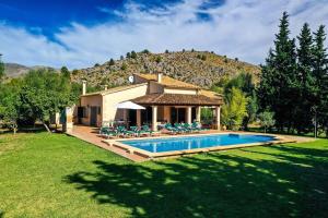 Beautiful villa for 8 people close to Pollensa by Renthousing