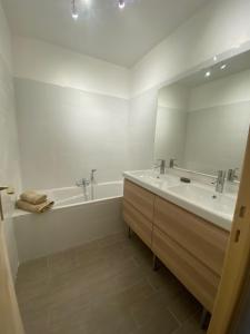 Appartements Charmant 2 pieces parc piscine : photos des chambres