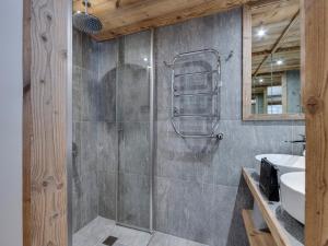 Appartement duplex à Val dIsère, sauna, cheminée, 4 chambres en suite, parking, pour 8 personnes - FR-1-567-123