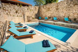 California Apartments 1