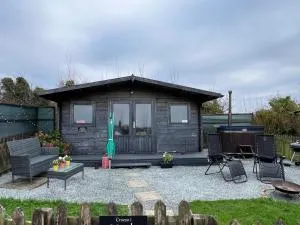 Adult only en-suite Glamping Hut with a Private Hot Tub, Fenced Garden, FirePit, BBQ and Dog Friendly! Located in a Peaceful setting with gorgeous countryside views on Anglesey, North Wales - Llanbabo