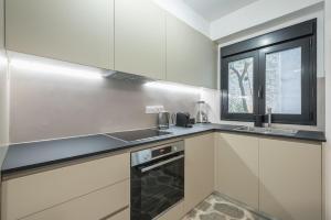 Zen Orchid, Kolonaki