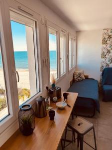 EStudio 1ère ligne vue mer ,place de parking privée accès a la plage de la résidence 3ème étage