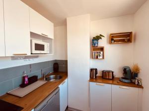 EStudio 1ère ligne vue mer ,place de parking privée accès a la plage de la résidence 3ème étage