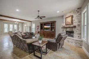 Hill Country Escape Hot Tub Pet Friendly - 德里平斯普林斯