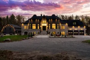 Breathtaking Estate in Tiny with Hot tub & Pool - Midland