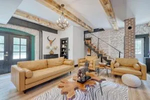 Modern 100 yr old home with pool - Mullins