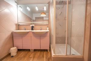Maisons de vacances Le Loft Triplex 200M2 avec billard au centre-ville : photos des chambres