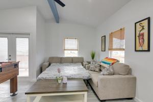 9 Mi to Crystal Beach Pet-Friendly Apt with Balcony