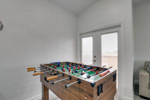 9 Mi to Crystal Beach Pet-Friendly Apt with Balcony