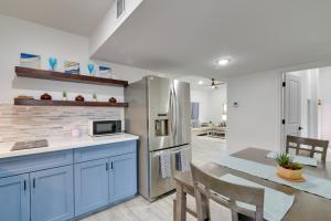 3 Mi to Bolivar Beach Quiet Condo with Balcony