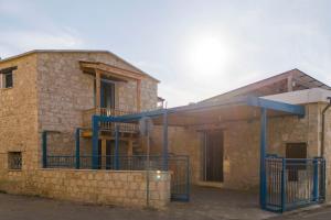 Peristerona, The Orchard Loft, Secluded Balcony Stay near Polis and Paphos
