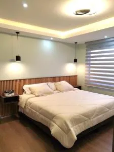 Amplia suite con Jacuzzi privado y cine en casa a 3 min de la Embajada Skyrocket - Calderón