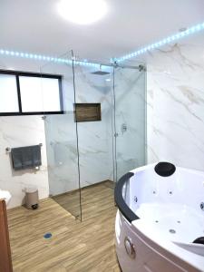 Sky Amplia suite con Jacuzzi privado y cine en casa a 3 min de la Embajada