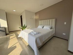 Laureles Suite 703 Faro 78 Queen bed con Aire