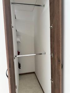 Laureles Suite 703 Faro 78 Queen bed con Aire