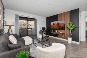 Sleek 2BR Near ASU, Pool, Grill, Parking,PetFrndly