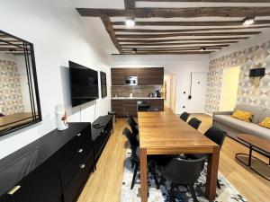 Urban Flat 108 - Stunning 4 BDR Flat in Paris