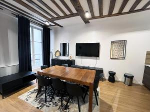 Urban Flat 108 - Stunning 4 BDR Flat in Paris