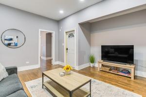 5 Mi to Dtwn Ukrainian Village Apartment!