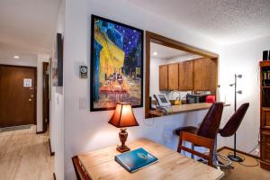Snowater Condo #31 - Fireplace - Wifi - Sleeps 4
