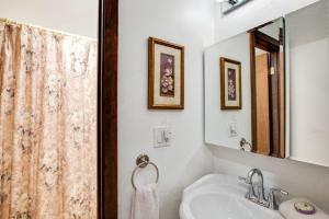 Snowater Condo #31 - Fireplace - Wifi - Sleeps 4