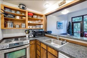 Snowater Condo #6 - Fireplace - Kitchen - Sleeps 5