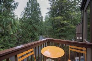 Snowater Condo #6 - Fireplace - Kitchen - Sleeps 5