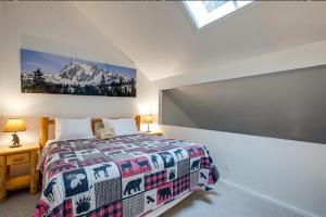 Snowater Condo 6 - Fireplace - Kitchen - Sleeps 5