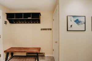 Snowater Condo 82 - Fireplace - Wi-Fi - Pets Okay