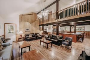 The Glacier Lodge - Perfect For Large Groups!