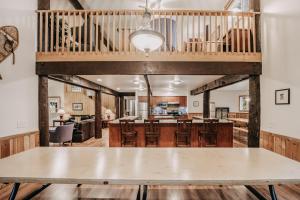 The Glacier Lodge - Perfect For Large Groups!